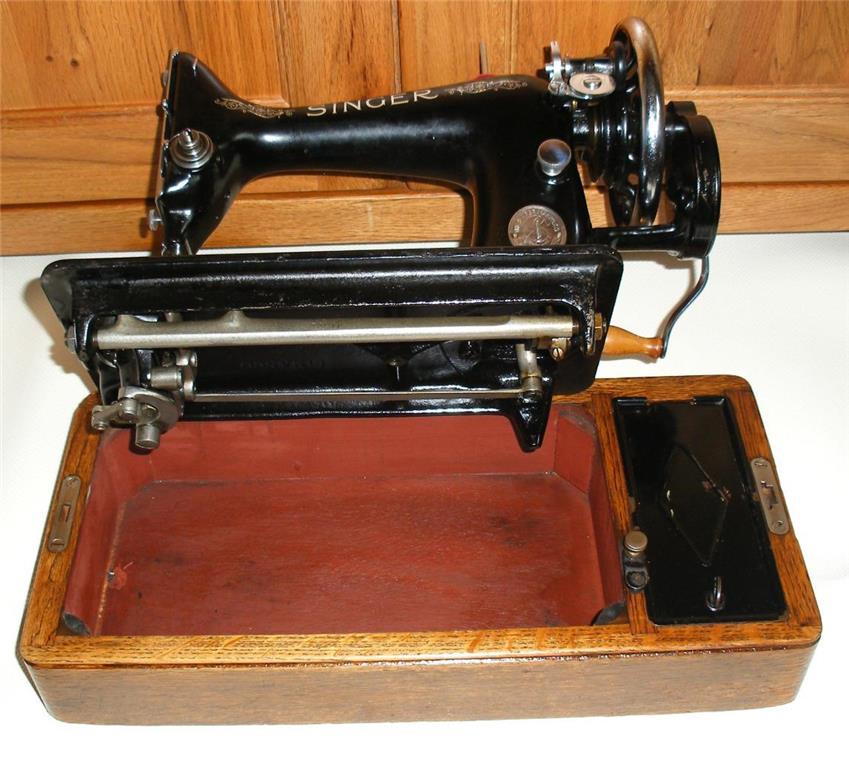 STUNNING VINTAGE SINGER 99k HAND CRANK SEWING MACHINE WITH BENTWOOD CASE.