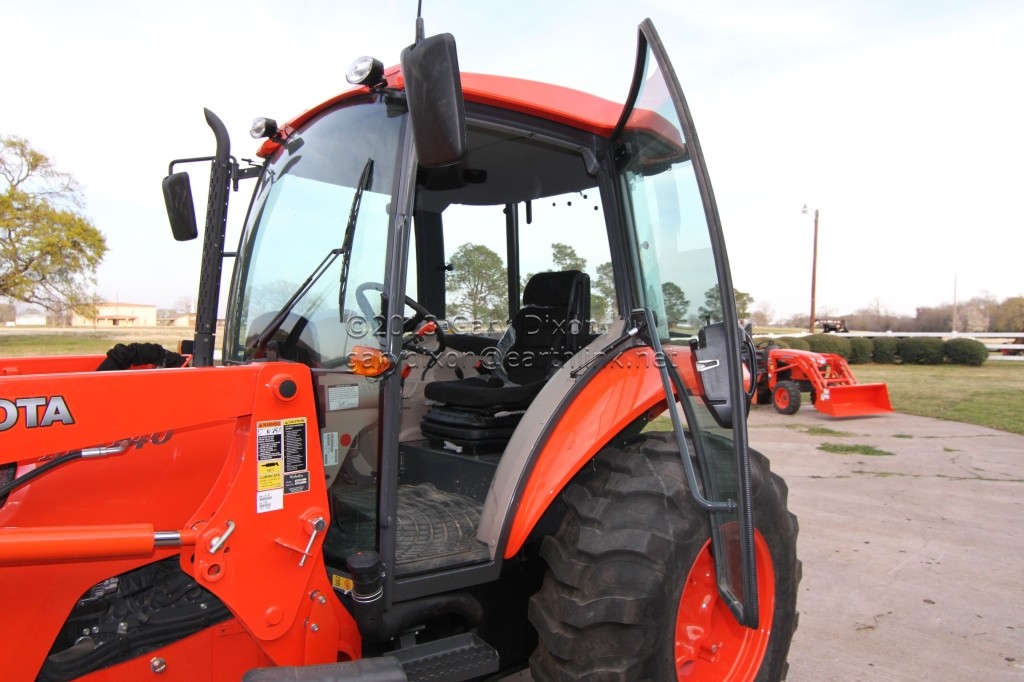 Kubota M5140 Tractor 4X4 Ultra Grand Cab A/C Heat Kubota Loader