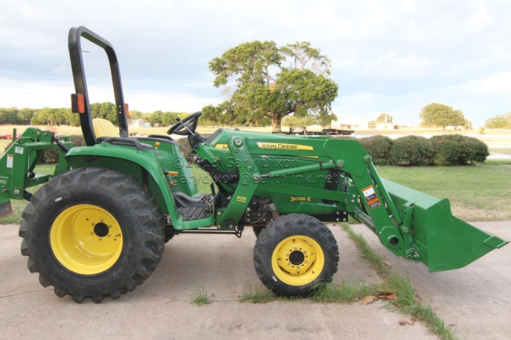John Deere 3038e MFWD with JD 305 Loader and Angle Blade