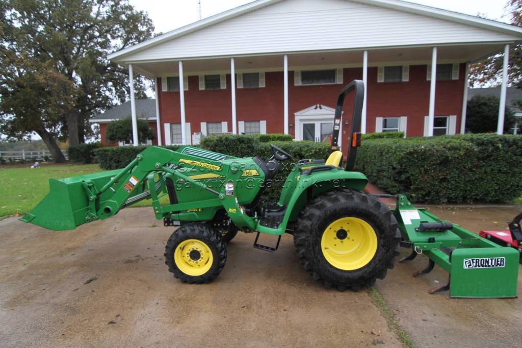 John Deere 3032e MFWD w/h Loader, Mower, Bx Blade,Pst Hole Dig. & New
