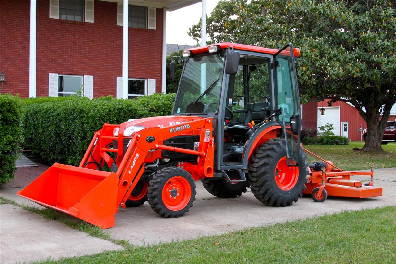 2011 KUBOTA B3030 4X4 CAB TRACTOR WITH LOADER & ATTACHMENTSWARRANTY