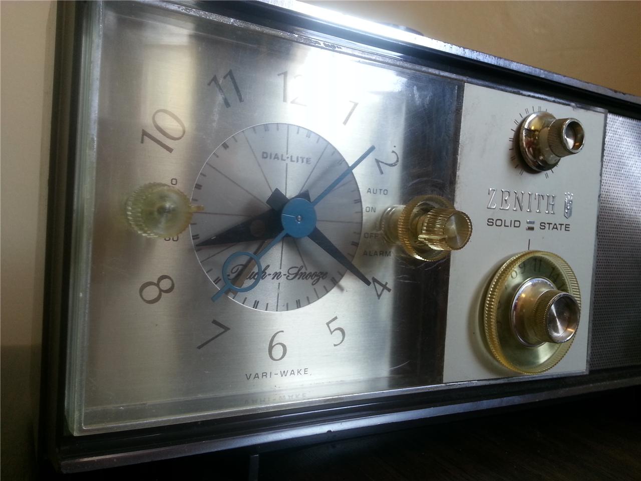 1960's Vintage Zenith Table top RADIO RETRO Solid State AM Radio