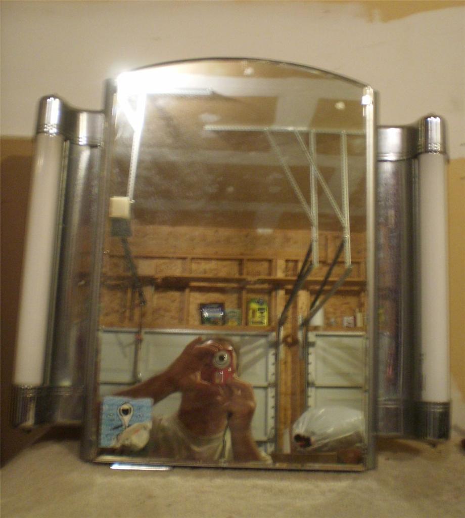 Grote Atomic Art Deco Lighted Built In Medicine Cabinet Flanking