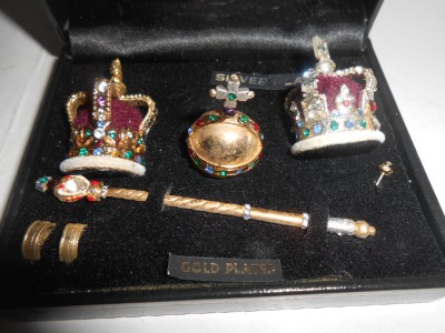 COLLECTIBLE SOUVENIER SET QUEEN ELIZABETH CORONATION ...