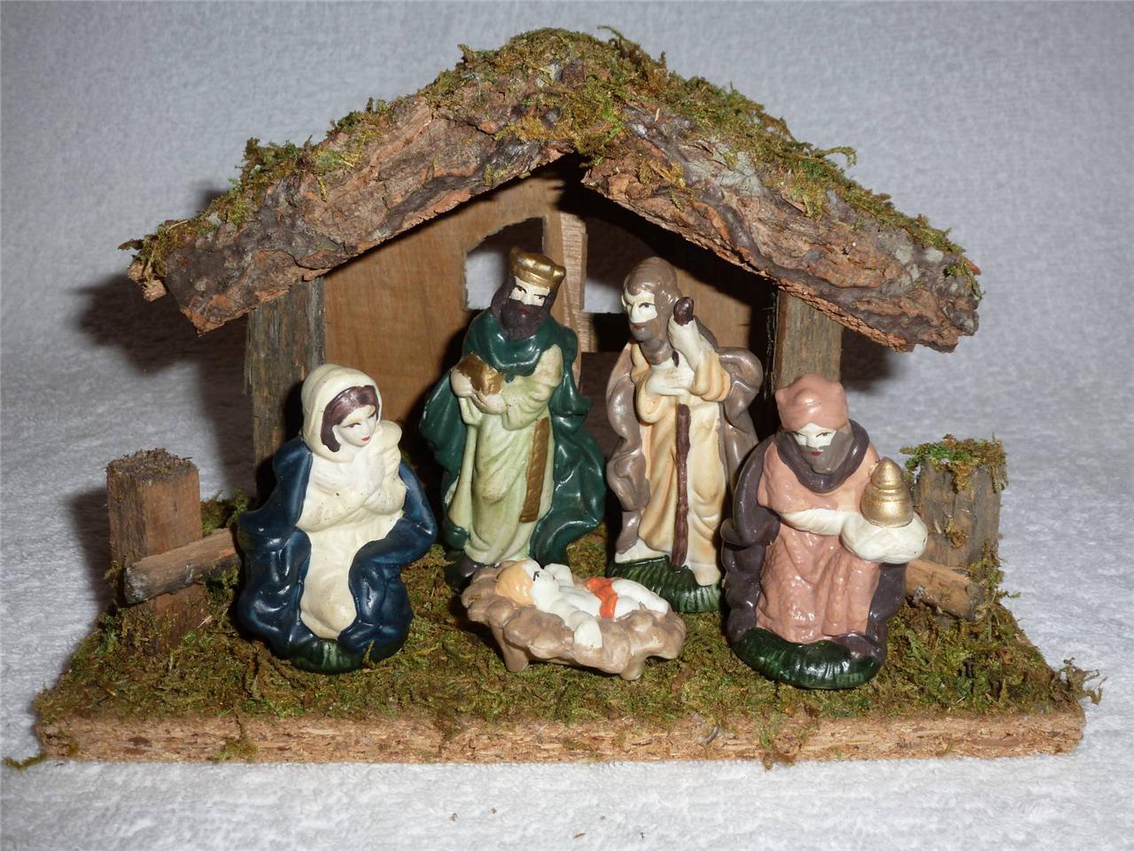 MINIATURE ORNAMENTAL CHRISTMAS NATIVITY SCENE WOODEN WITH CERAMIC