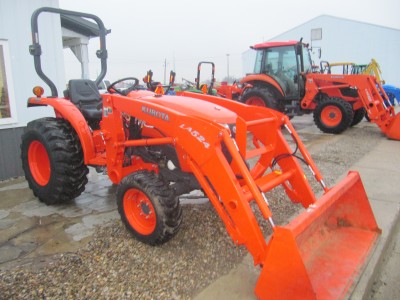 2011 KUBOTA L3200 4X4 COMPACT TRACTOR WITH LA524 LOADER ATTACHMENT 108