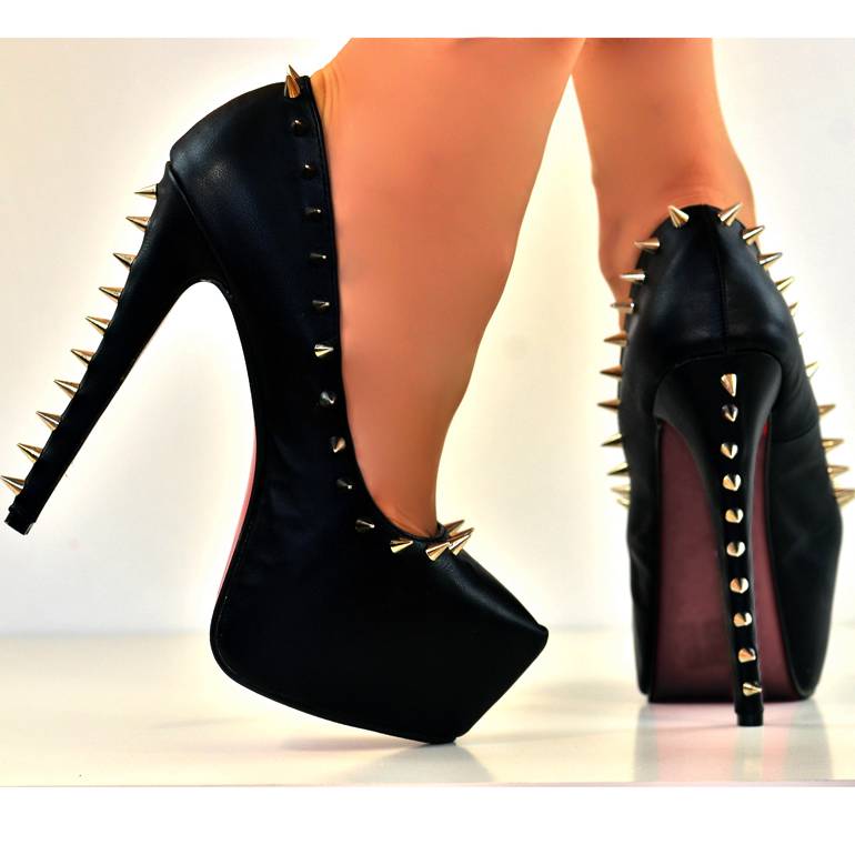 spiked platform pumps