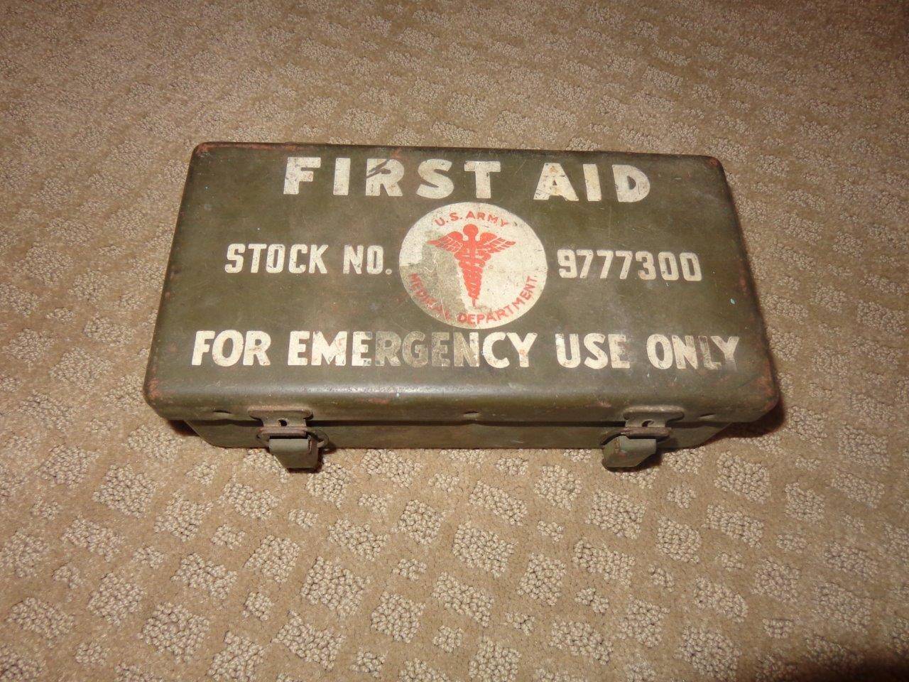 Vintage 9777300 WWII US Army First Aid Kit w/contents Vehicle Medical