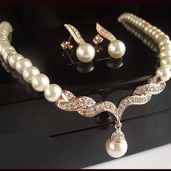 SILVER JEWELLERY Double-Stranded Pearl Sets – among all pearl jewellery sets, this is the most refined and complex one. Usually, such set comes with a bracelet, necklace, and a pair of earrings – the necklace and the bracelet featuring a double strand of pearls.