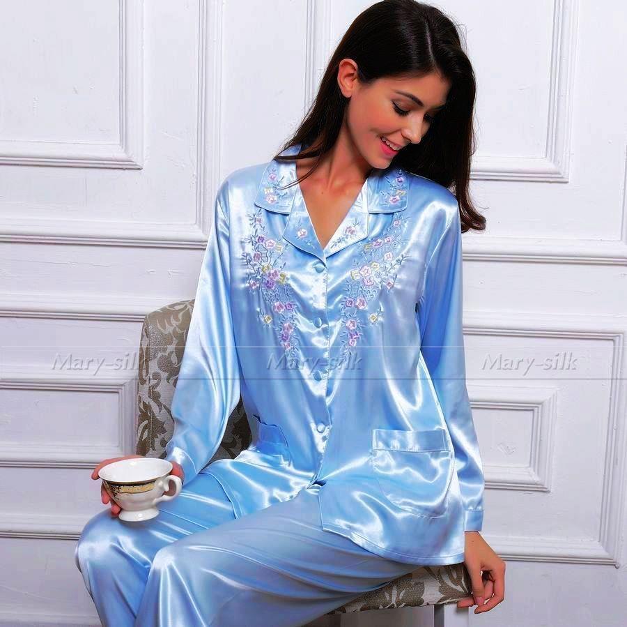 Silk satin sleepwear Satin Sleepwear. Achieve a comfortable and laid back look that is perfect for bedtime by slipping into a pair of pajamas, nightgown, or chemise made out of satin. Satin sleepwear is designed to feel light and airy, allowing the body to toss and turn at night without feeling too confined.