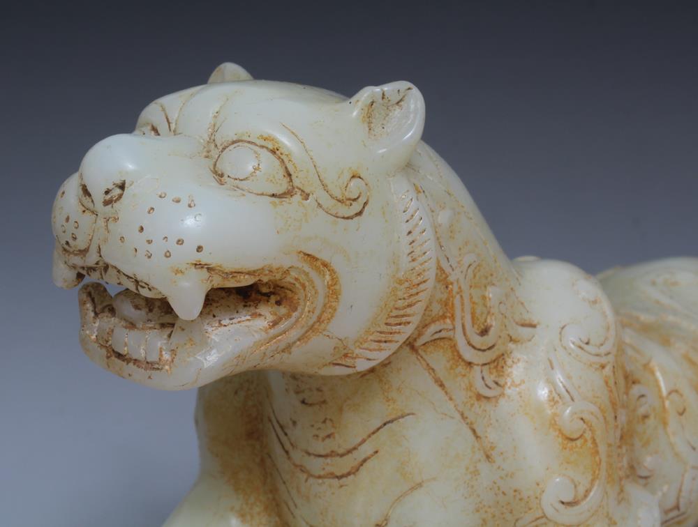 VERY FINE LARGE ANTIQUE CHINESE CARVED JADE TIGER STATUE