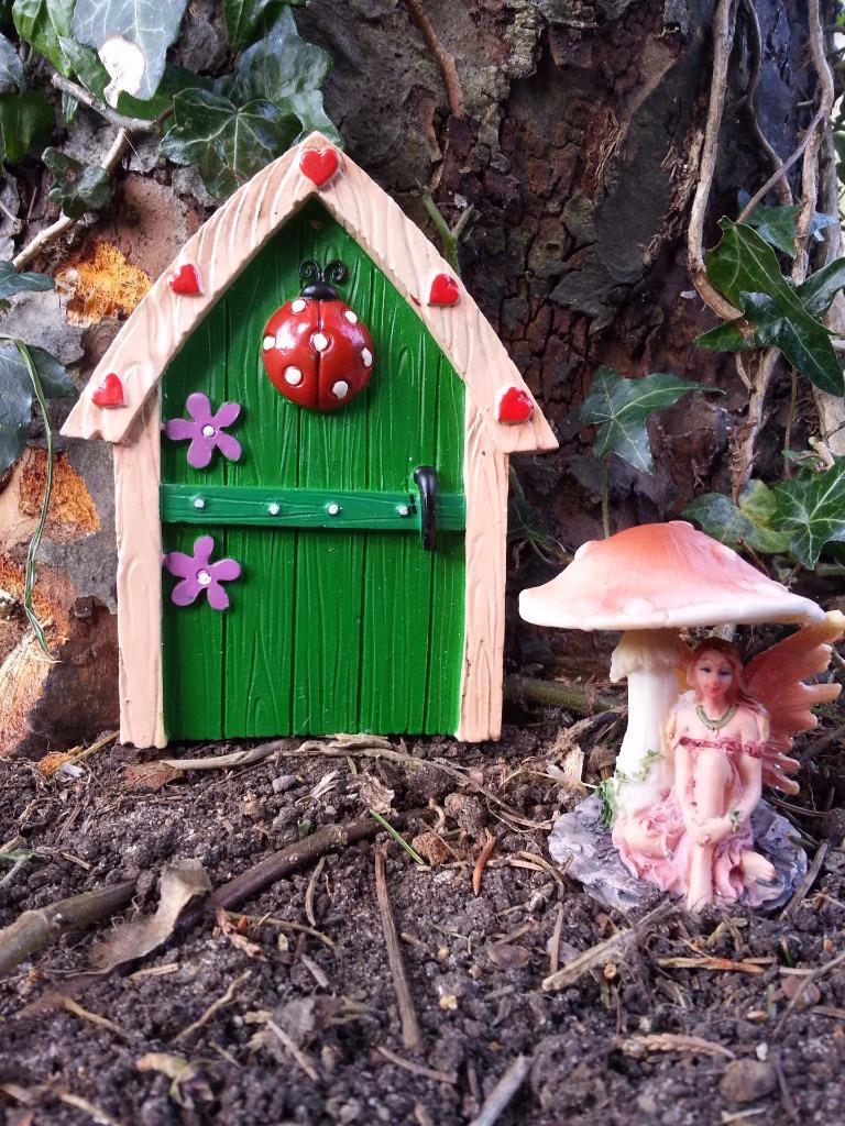 Magical Fairy Door Garden Ornament With Mini Faerie Toadstool Set