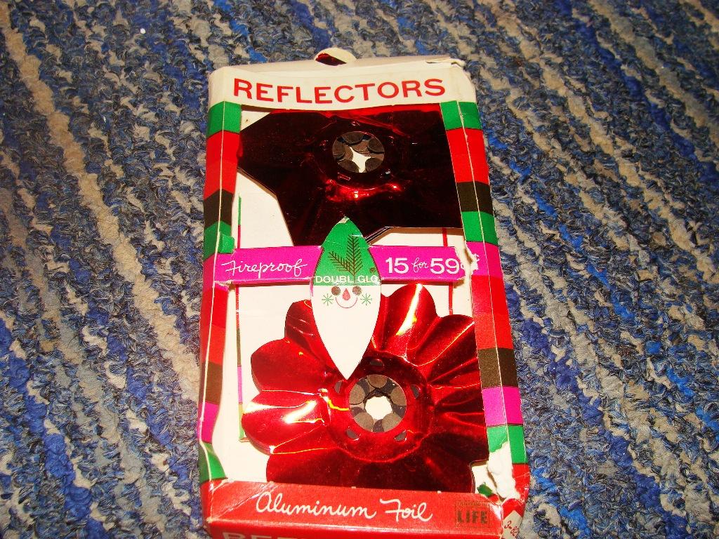 VINTAGE 17 ALUMINUM FOIL CHRISTMAS LIGHT REFLECTORS WITH BOX STARS AND