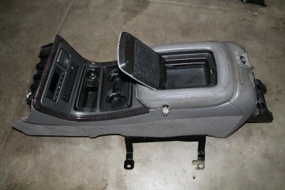 01 02 Yukon Denali Center Console Grey W Cup Holder Trip