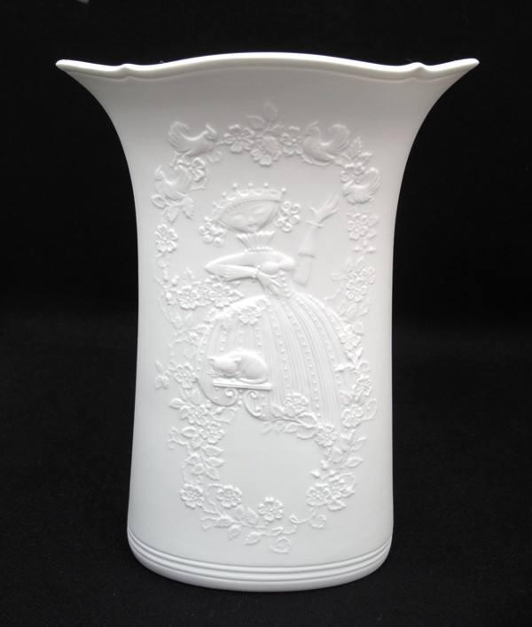 EXQUISITE VINTAGE AK KAISER WHITE BISQUE PORCELAIN VASE BJORN WIINBLAD STYLE eBay