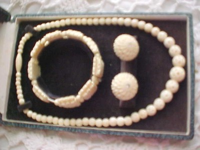 Jewelry Gift  on Vintage Carved Bovine Bone Jewelry In Box Wwii Gift Set   Ebay
