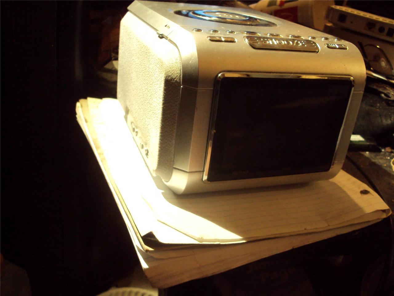 DURABRAND MODEL CDR1906 CD PLAYER W/ RADIO CLOCK & SNOOZE ALARM SILVER