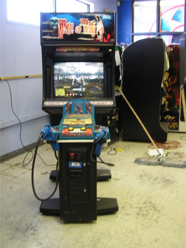 HOUSE OF THE DEAD Upright Arcade Game by SEGA 5 LIGHT GUN ARCADE