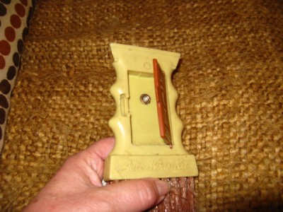   Holder on Great Vintage Car Auto Wisk Broom Can Opener Key Holder   Ebay