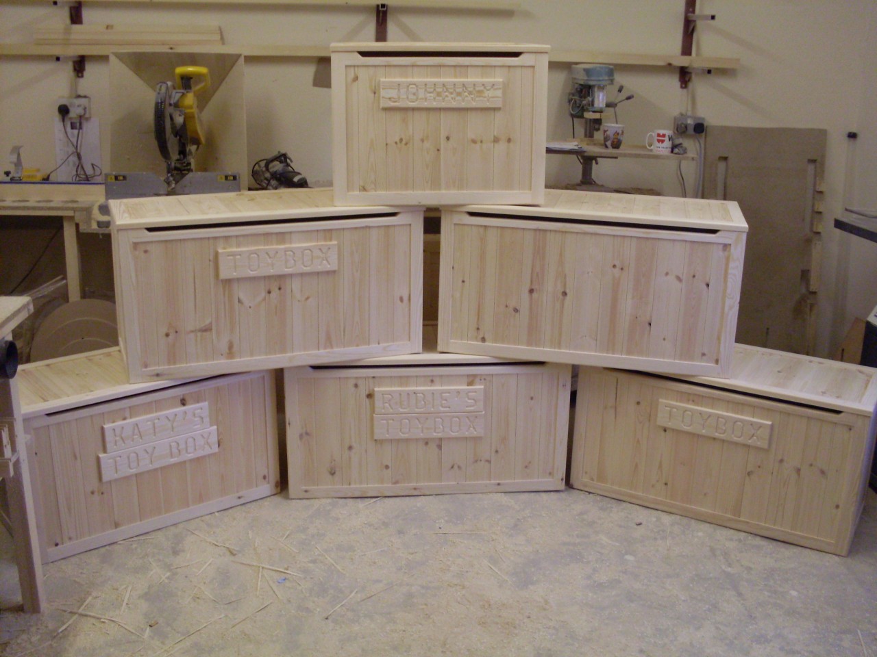 BEAUTIFUL HAND CRAFTED PINE WOODEN TOY BOX WITH COLOURED SEAT