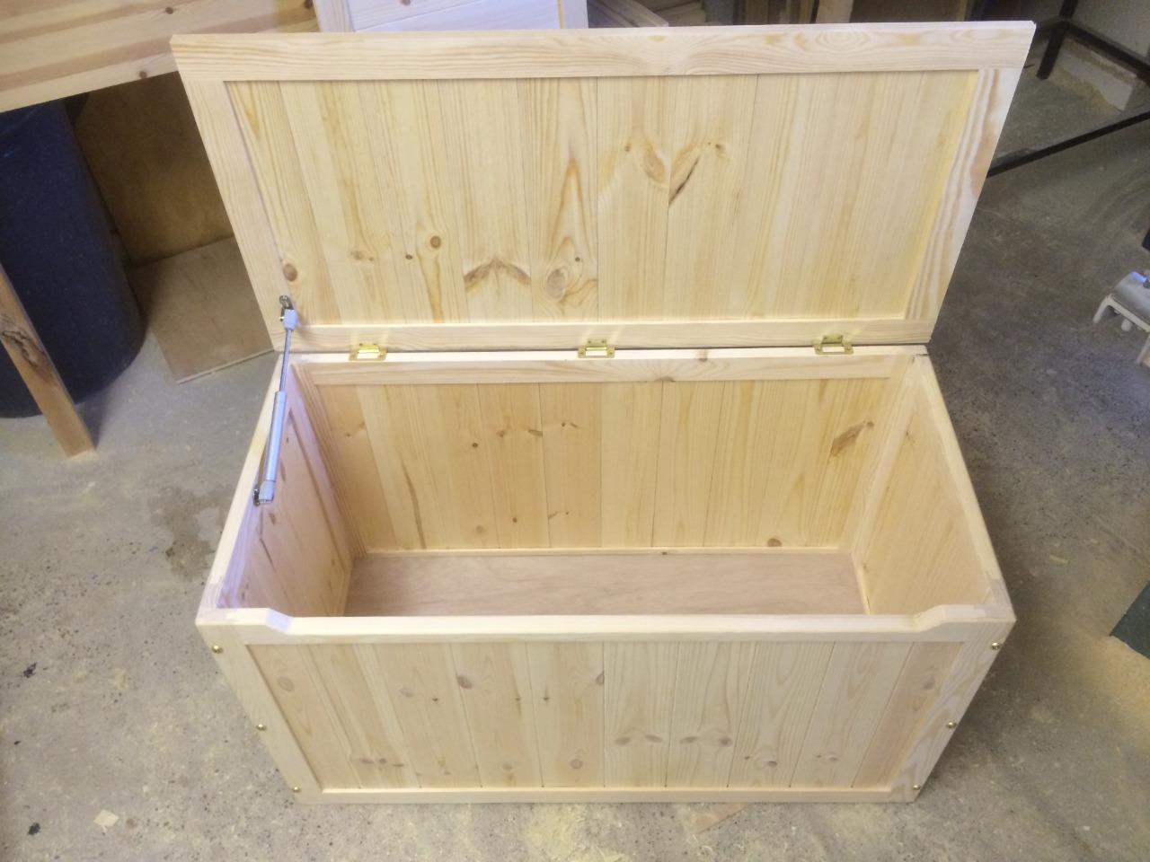 BEAUTIFUL HAND CRAFTED PINE WOODEN BLANKET BOX