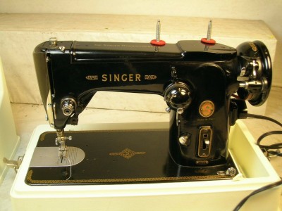 vtg Singer 306M Heavy Duty Sewing Machine w/universal case runs smooth