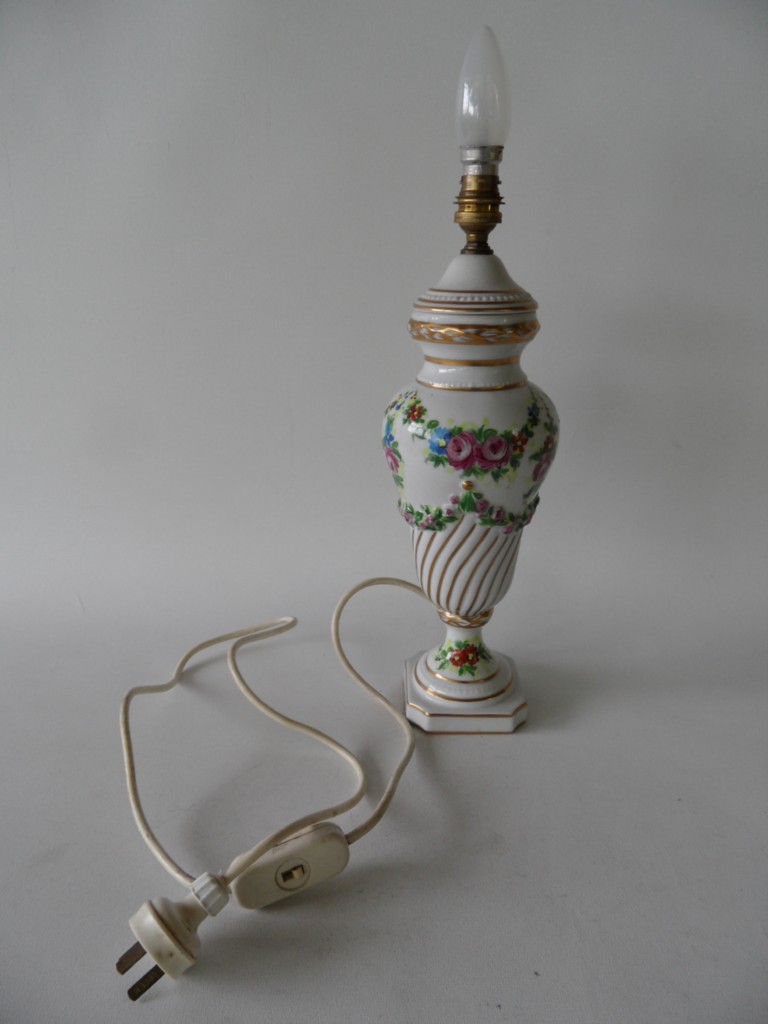 ANTIQUE VINTAGE FRENCH DECOR MAIN PORCELAIN HAND PAINTED FLORAL GOLD