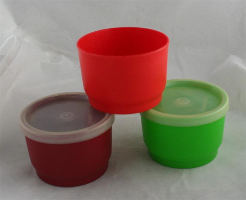 vintage Tupperware,snack, plastic,seals,4 oz