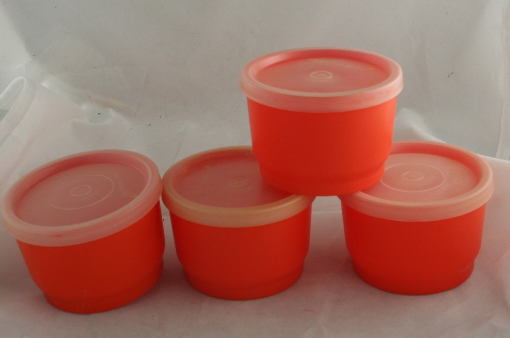 vintage Tupperware,snack, plastic,seals,4 oz, orange