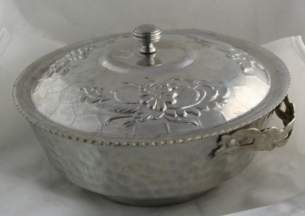 vintage metalware,aluminum,hammered,Nasco,Italy,bowl,covered