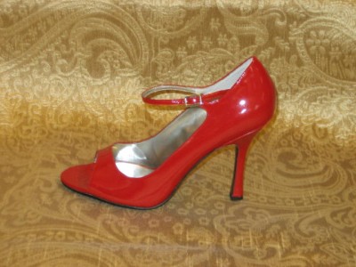 NWOB WOMENS GUESS LEEANN RED PATENT PUMPS SIZE 7.5 HOT!