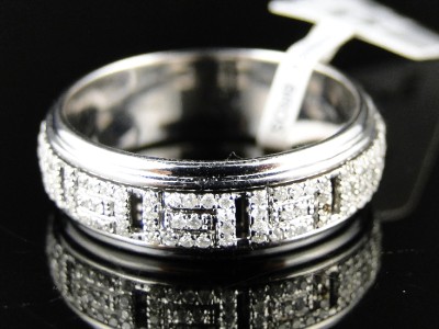 Spinning diamond wedding ring
