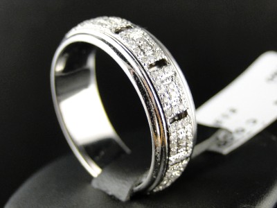 Spinning diamond wedding ring