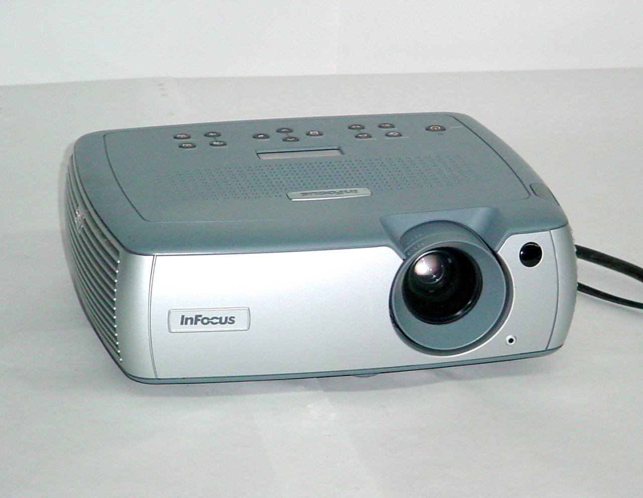 InFocus LP640 LCD Projector 2200 Lumens! HD 1080P Home Theater LP 640
