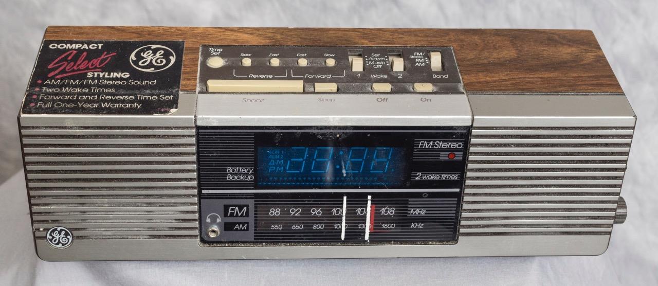 Vintage Wood Grain Dual Alarm Clock Radio General Electric GE 74945A