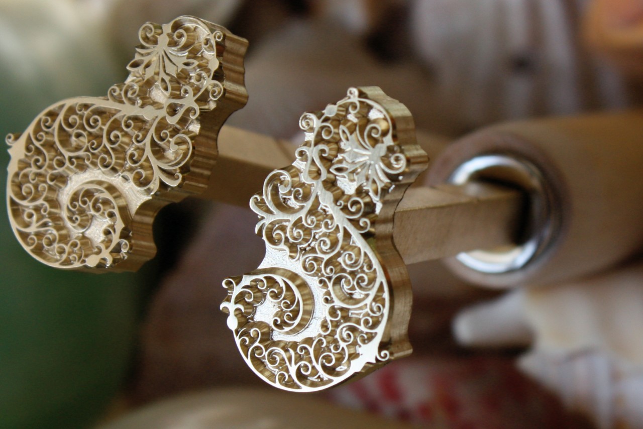 VARIOUS BOOKBINDING HAND TOOLS, GILDING LEATHER FINISHING TOOLS. FER A