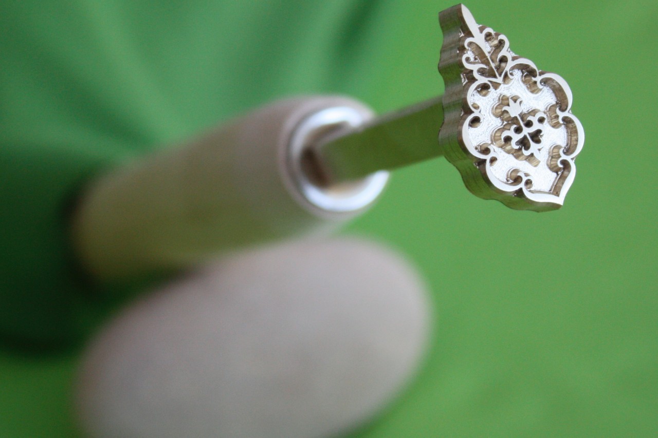 VARIOUS BOOKBINDING HAND TOOLS, GILDING LEATHER FINISHING TOOLS. FER A