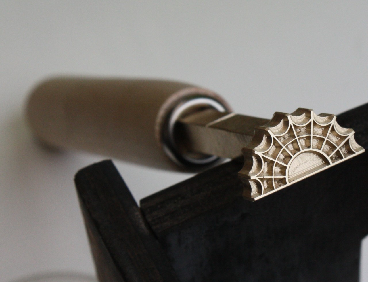 VARIOUS BOOKBINDING HAND TOOLS, GILDING LEATHER FINISHING TOOLS. FER A