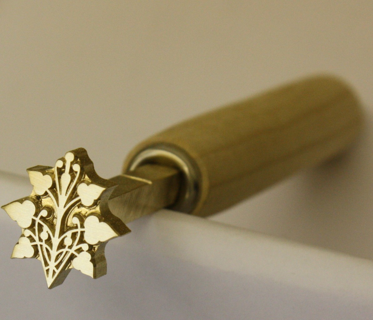 VARIOUS BOOKBINDING HAND TOOLS, GILDING LEATHER FINISHING TOOLS. FER A