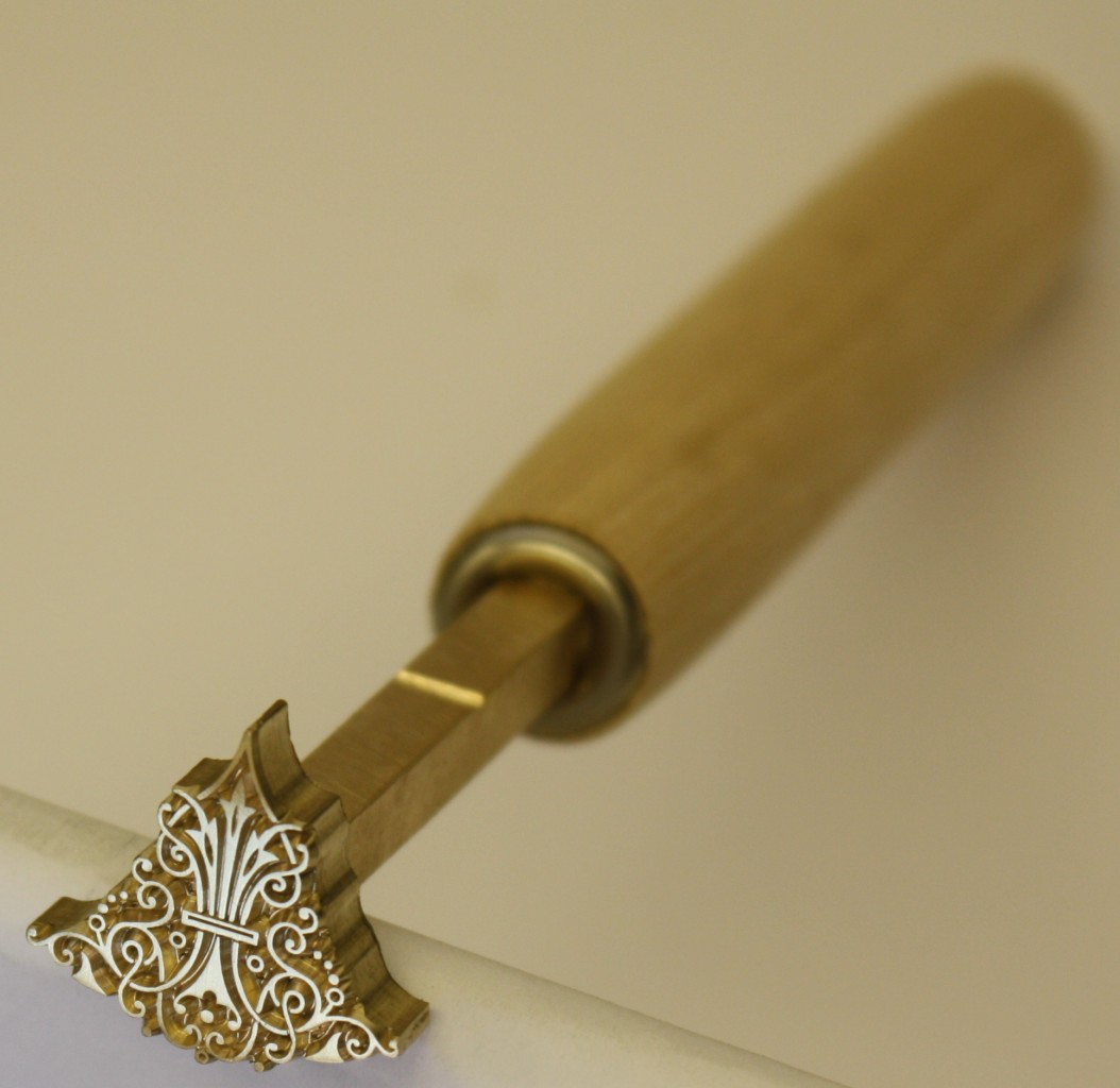 VARIOUS BOOKBINDING HAND TOOLS, GILDING LEATHER FINISHING TOOLS. FER A