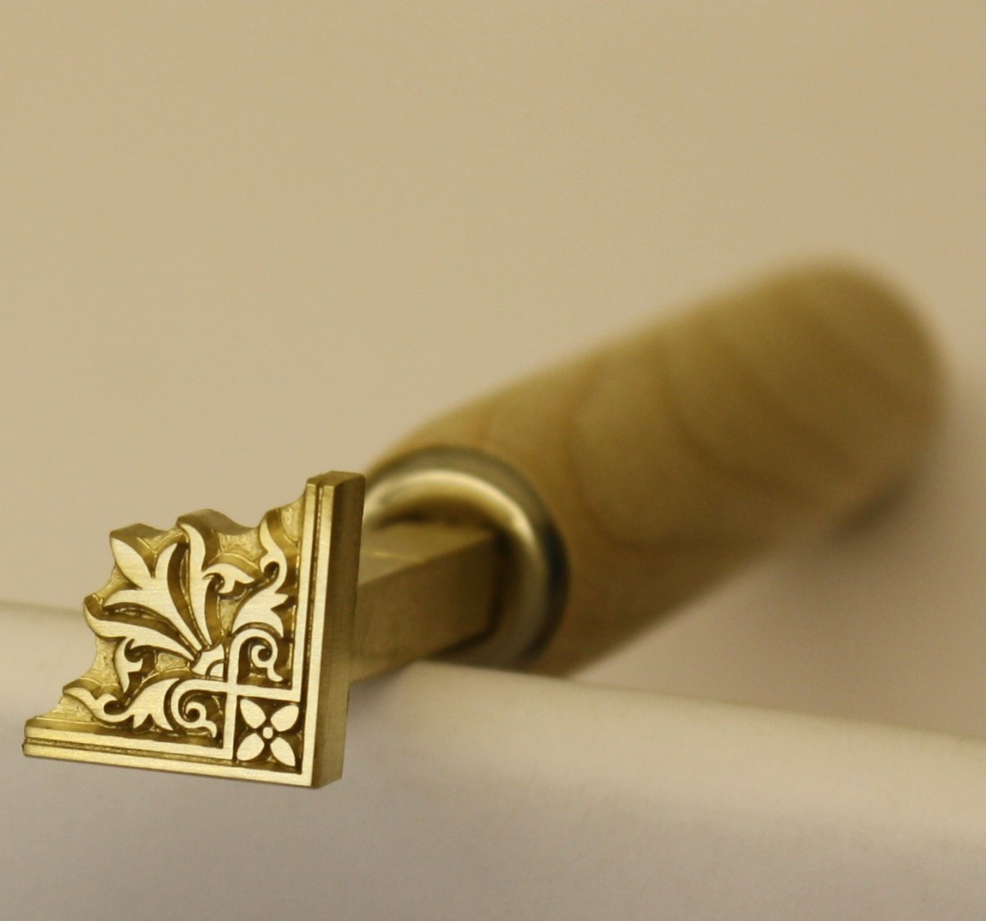 VARIOUS BOOKBINDING HAND TOOLS, GILDING LEATHER FINISHING TOOLS. FER A