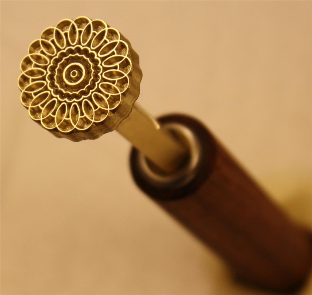 VARIOUS BOOKBINDING HAND TOOLS, GILDING LEATHER FINISHING TOOLS. FER A