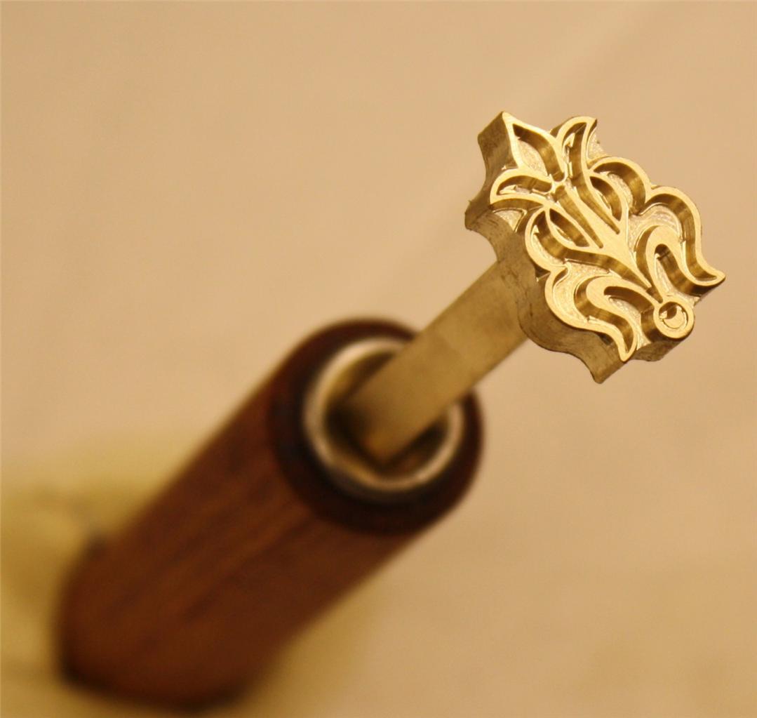 VARIOUS BOOKBINDING HAND TOOLS, GILDING LEATHER FINISHING TOOLS. FER A