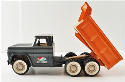 structo hydraulic dump truck