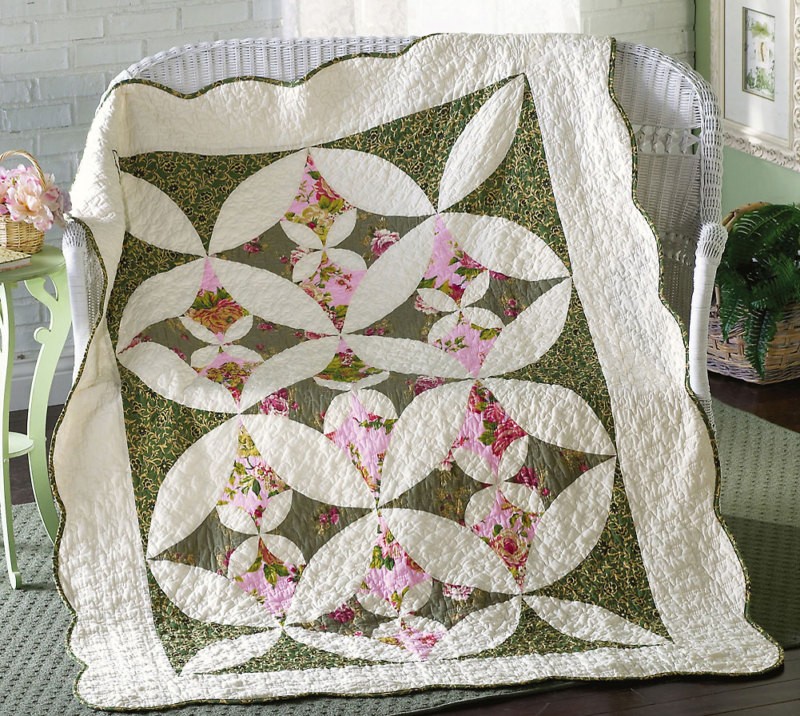 Country Rose Pink Sage Green Cream Scalloped Edges Patchwork Quilt