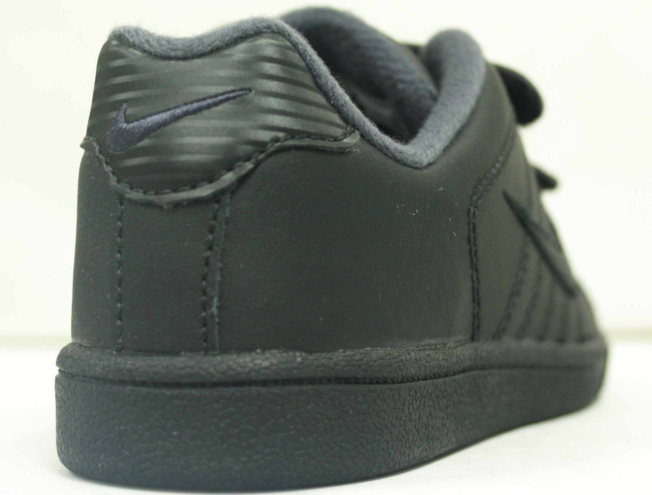 nike trainers with velcro fastening