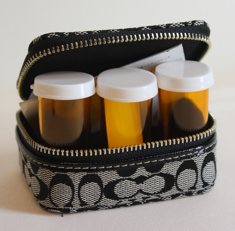 NEW COACH SIGNATURE TRIPLE PILL BOX BLACK AND WHITE 61700 58 NEW WITH