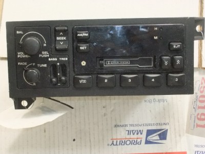 RADIO AM-FM-STEREO W/CASSETTE PLAYER 1994 1995 1996 DODGE RAM 2500