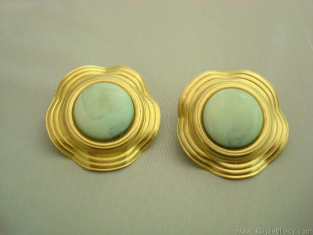 VTG~AQUA MARBLE LOOK CNTR~ON GoldTone~CLIP ON EARRINGS