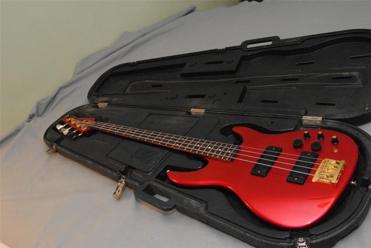 VINTAGE 1980'S PEAVEY USA DYNA BASS W/SUPER FERRITE PICKUPS GOLD